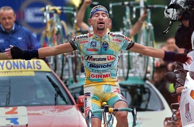 Pantani vince la scalata dell'Alpe D'Huez nel 1997